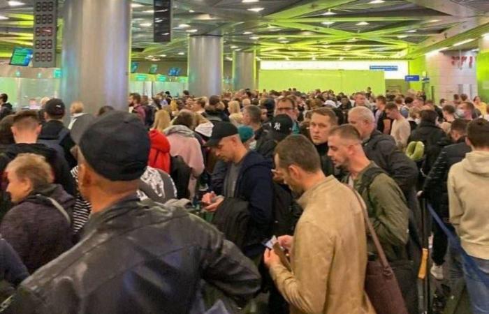 Media: queues of Russians running at Russian airports