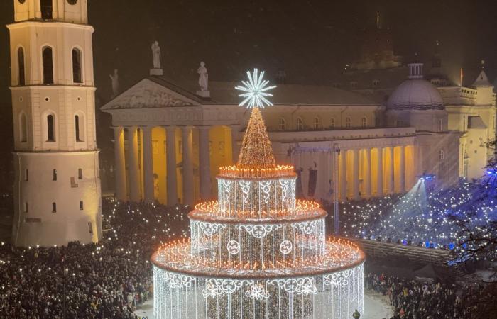 The lit Vilnius Christmas tree has already received a huge response: Cathedral Square has not seen such a crowd for a long time