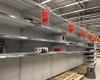 Shelves swept away for repair at Maxima, which is closed: shoppers who came in found almost nothing