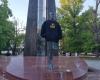 Vincos Kudirka’s monument has been decorated with a sweater: it has an important message – MadeinVilnius.lt